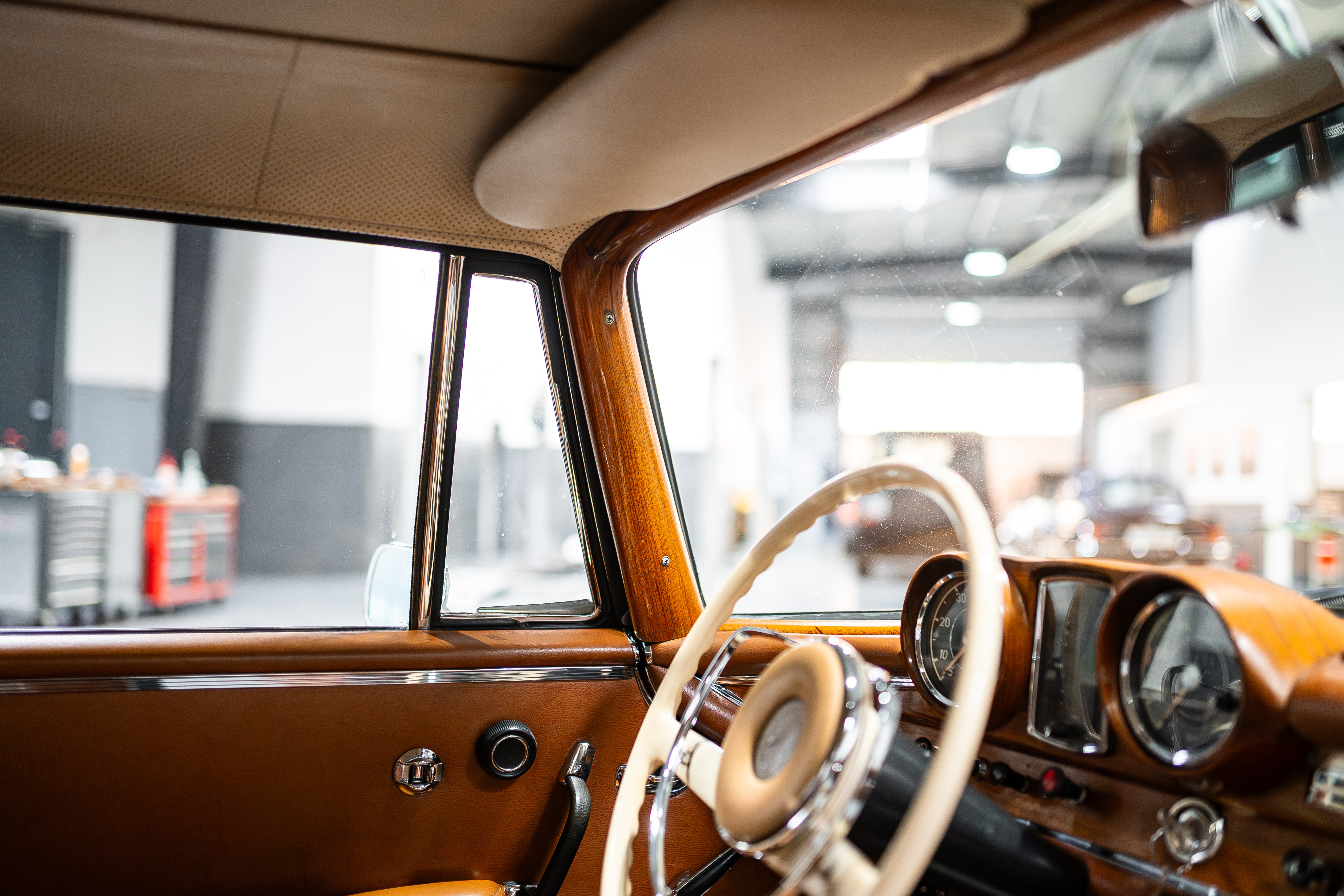 Mercedes-Benz 220 SE W111
