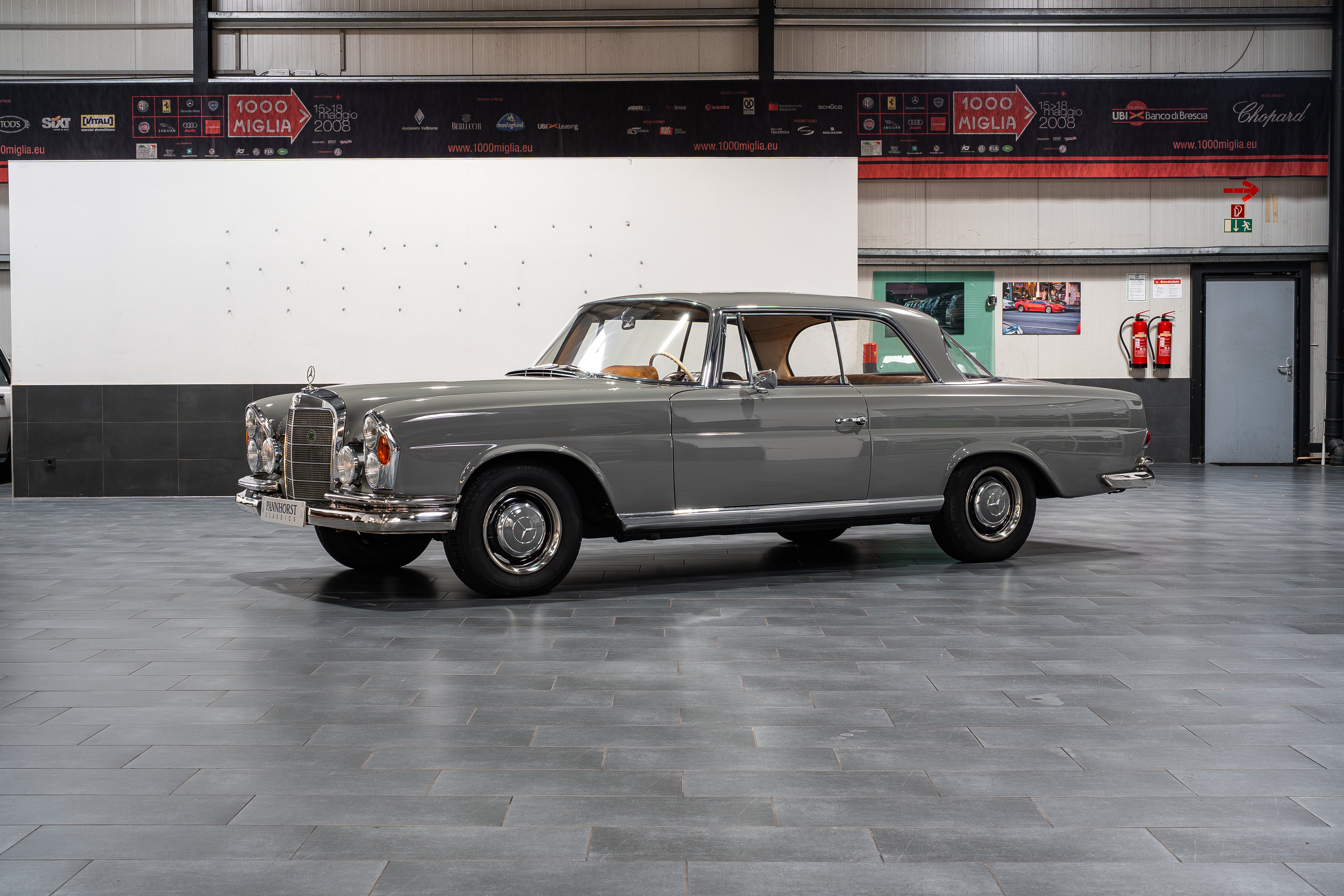 Mercedes-Benz 220 SE W111
