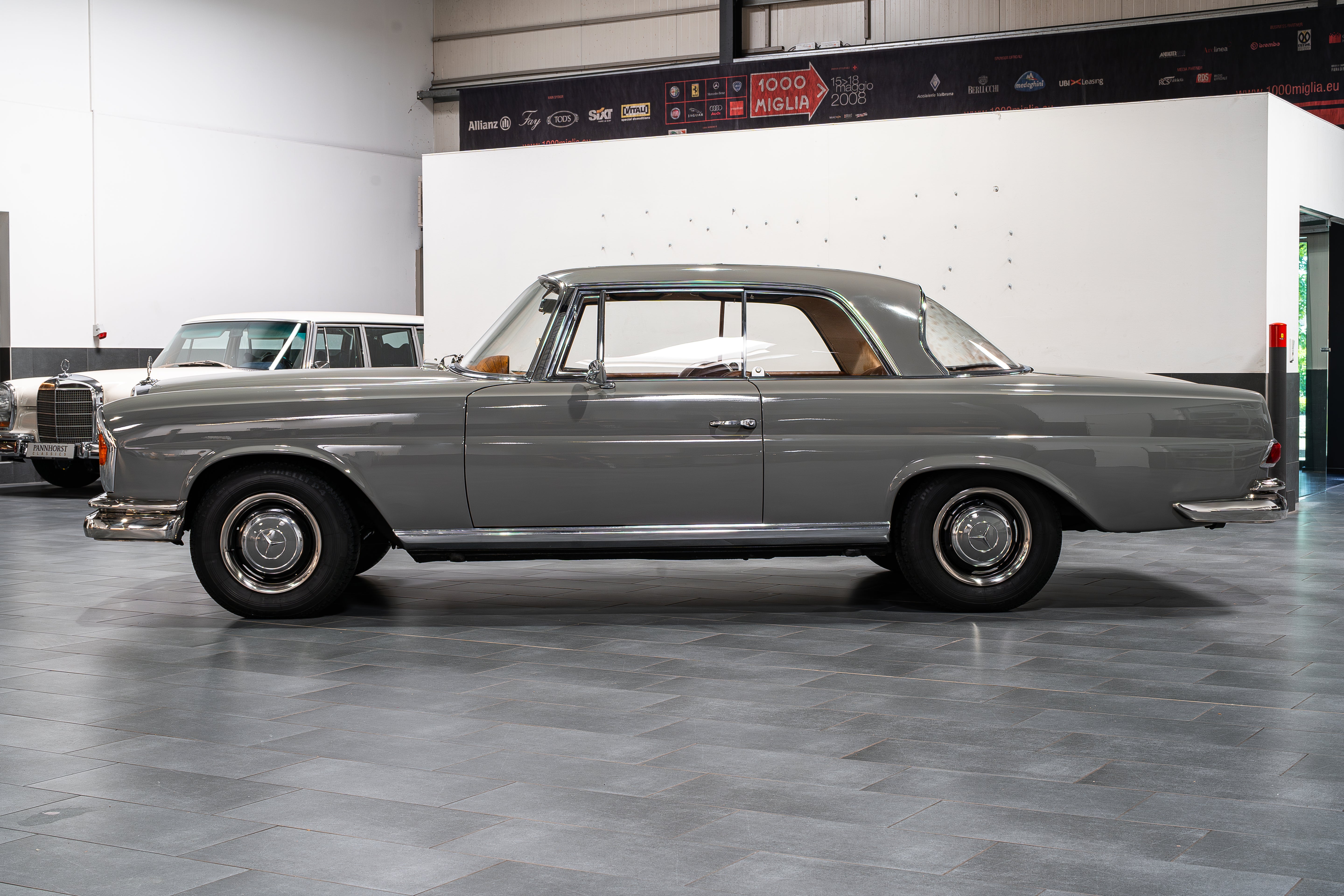 Mercedes-Benz 220 SE W111