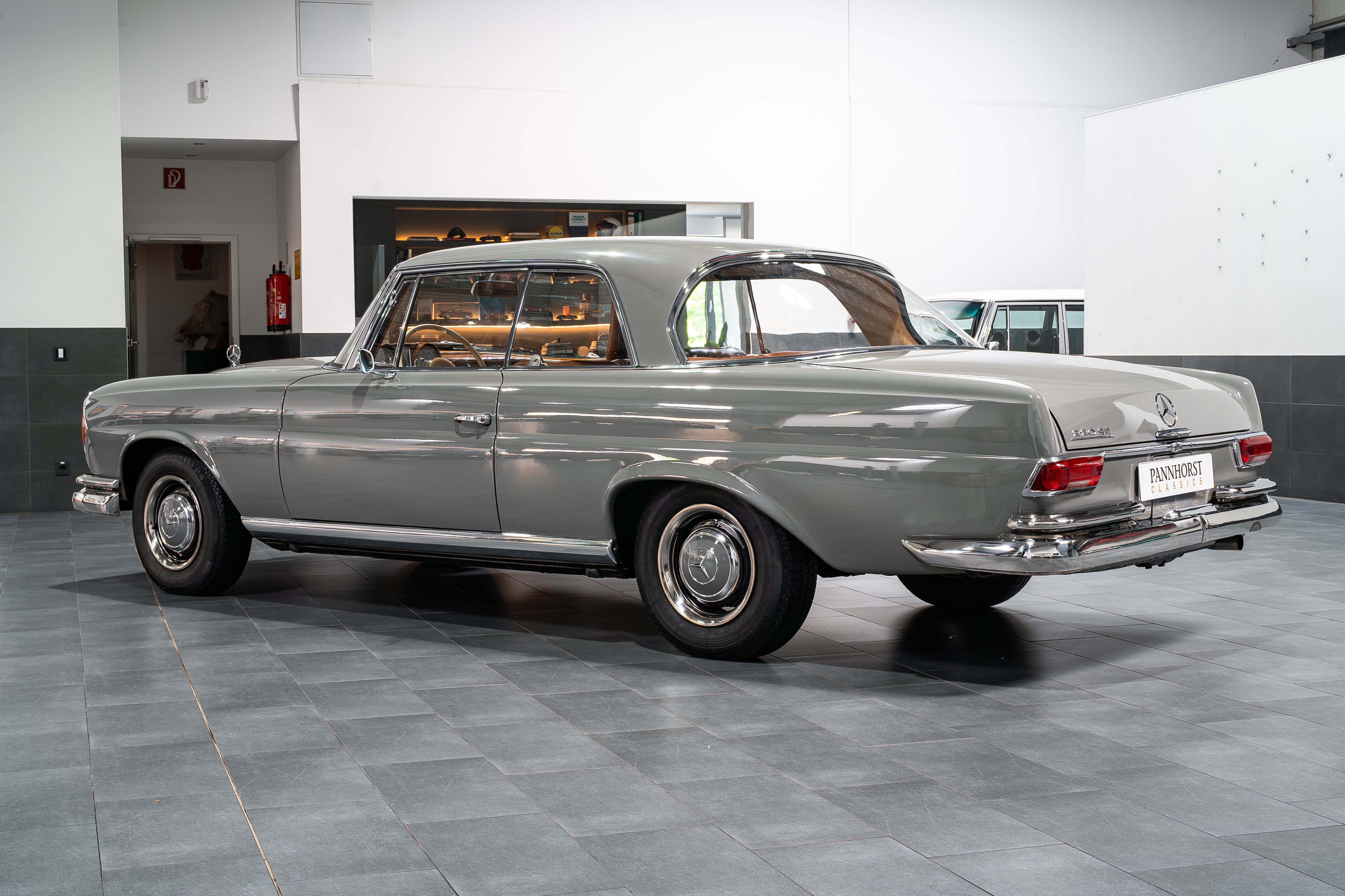 Mercedes-Benz 220 SE W111