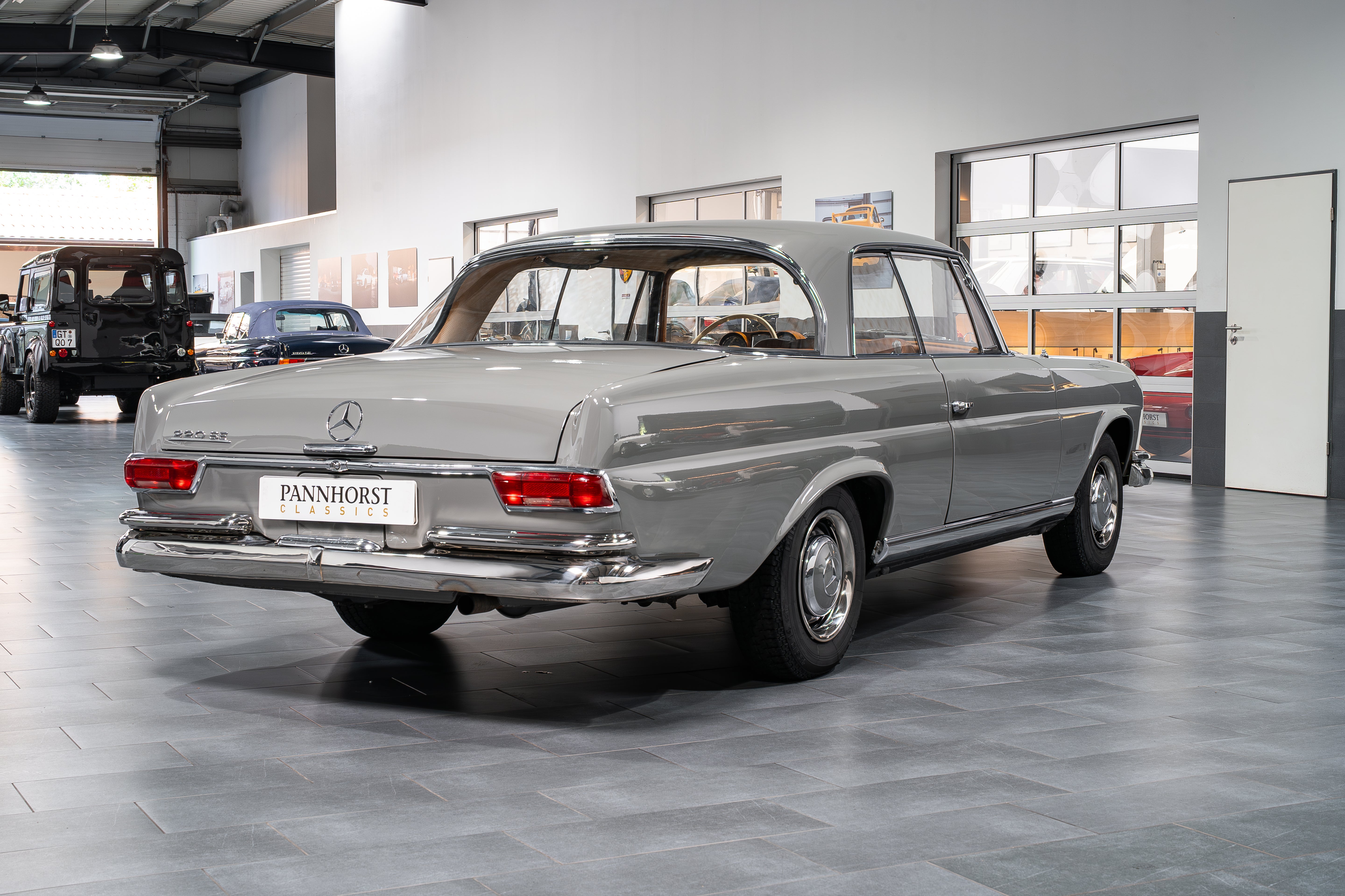 Mercedes-Benz 220 SE W111