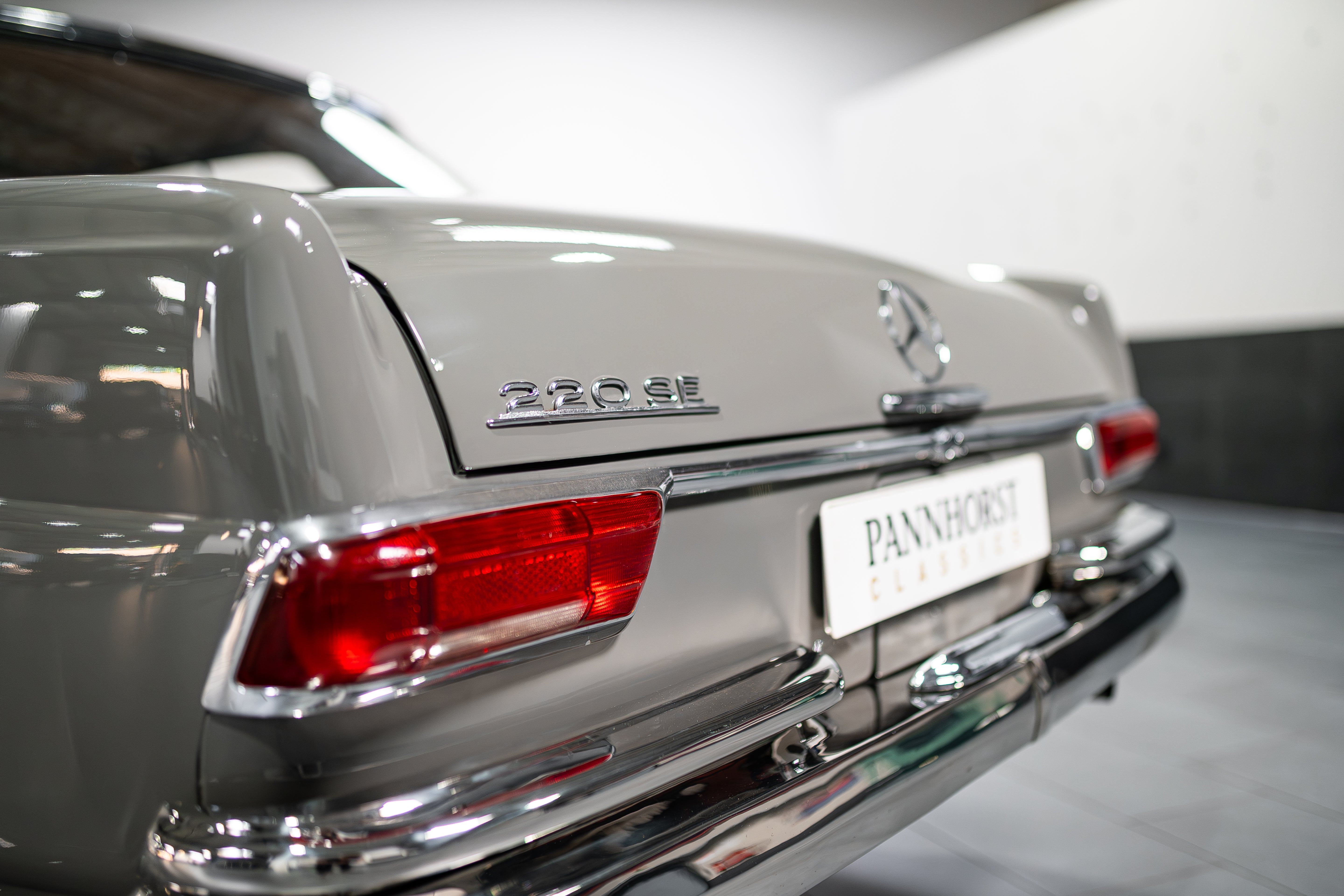 Mercedes-Benz 220 SE W111