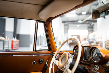 Mercedes-Benz 220 SE W111
