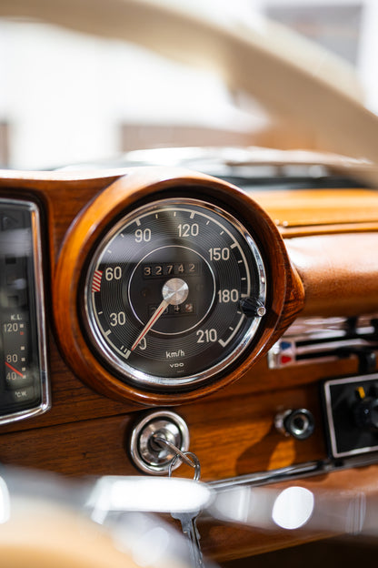 Mercedes-Benz 220 SE W111
