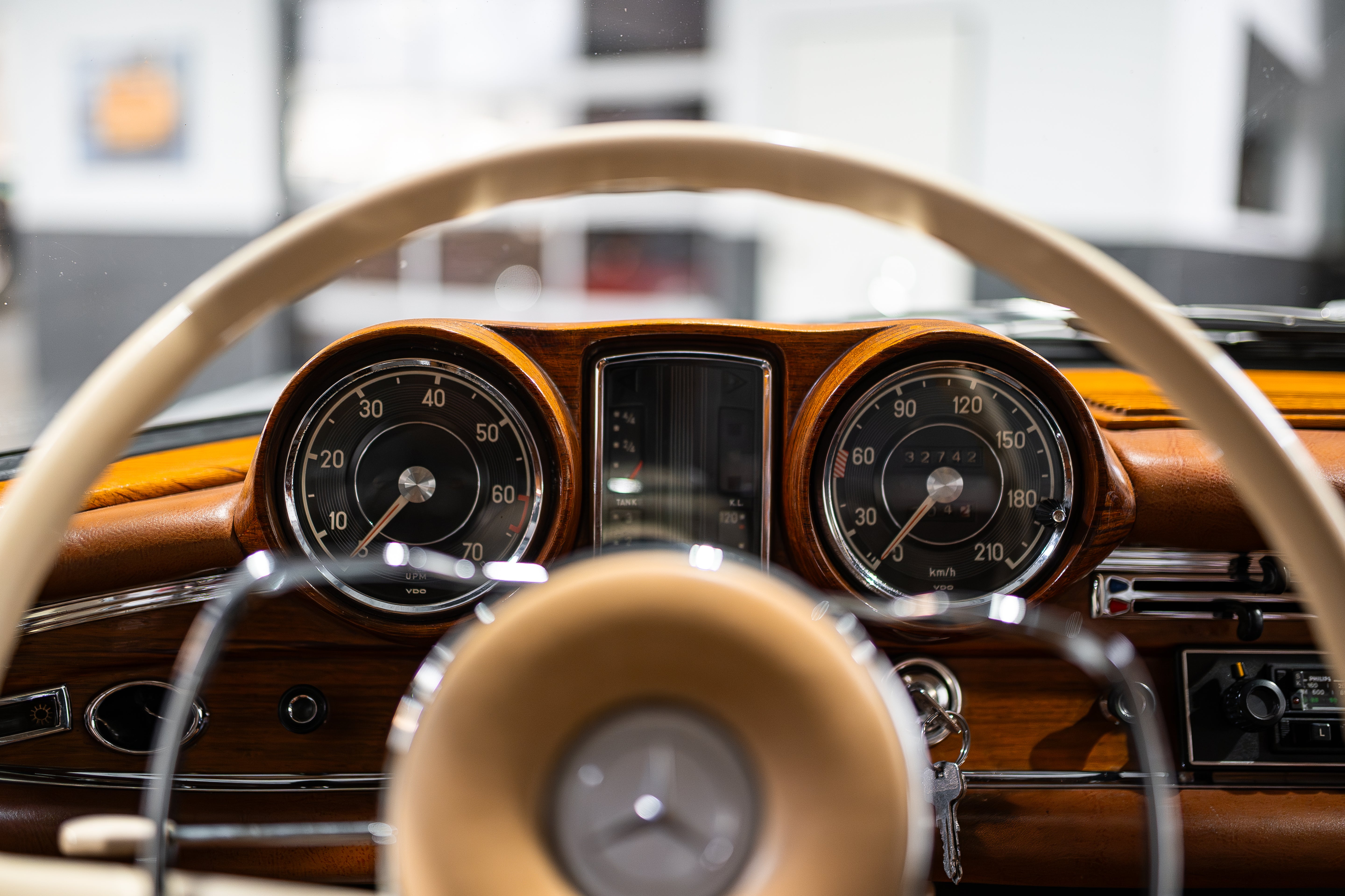 Mercedes-Benz 220 SE W111