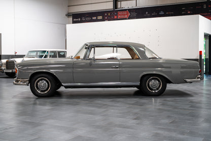 Mercedes-Benz 220 SE W111