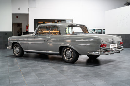 Mercedes-Benz 220 SE W111