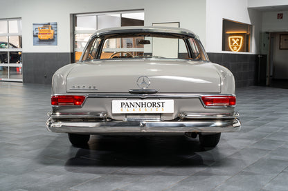 Mercedes-Benz 220 SE W111
