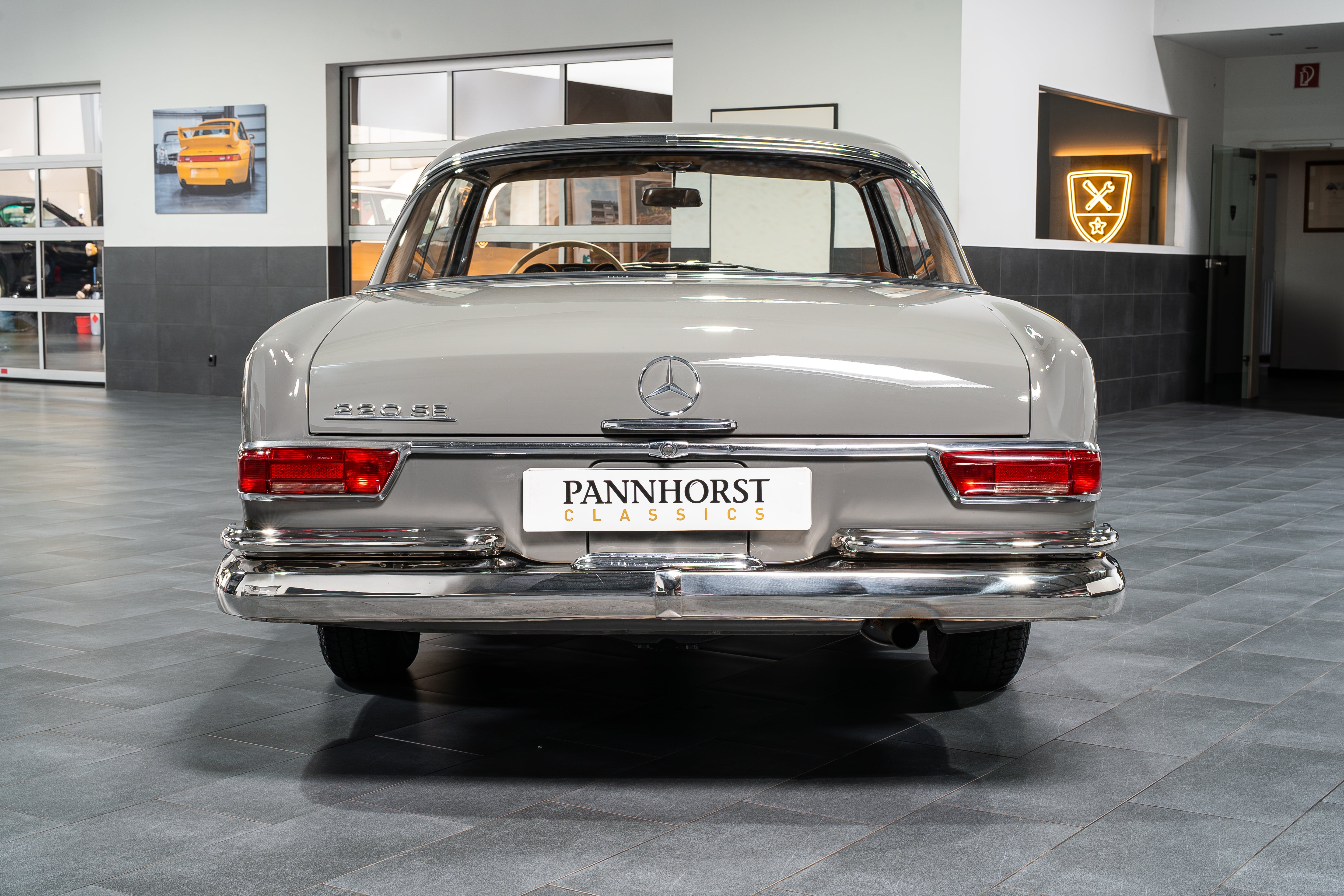 Mercedes-Benz 220 SE W111