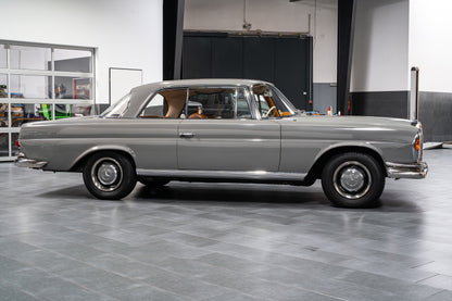 Mercedes-Benz 220 SE W111