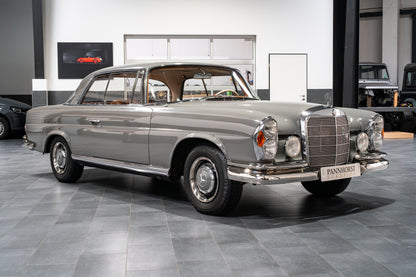 Mercedes-Benz 220 SE W111