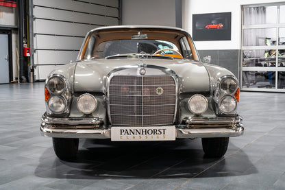 Mercedes-Benz 220 SE W111
