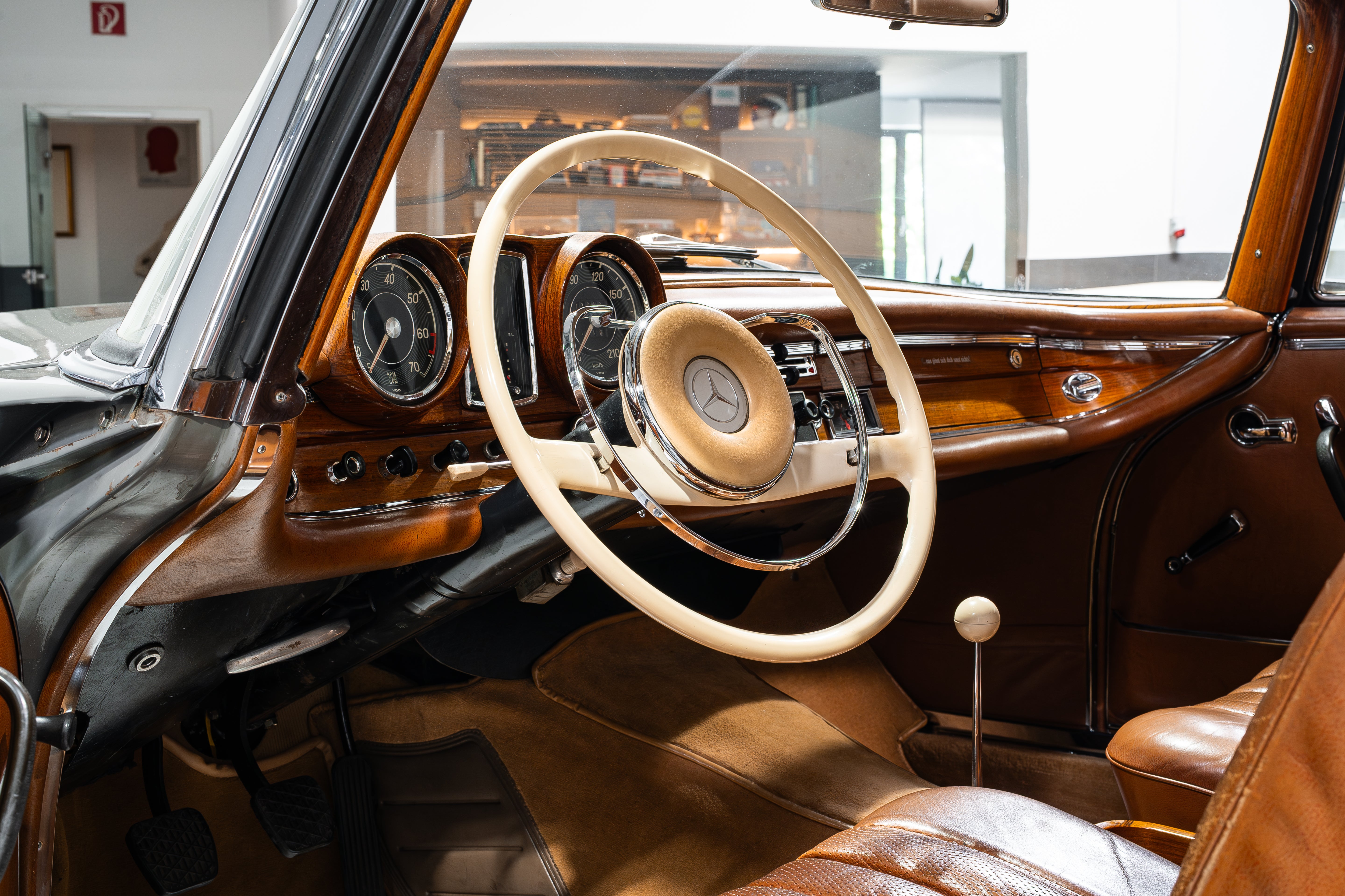 Mercedes-Benz 220 SE W111
