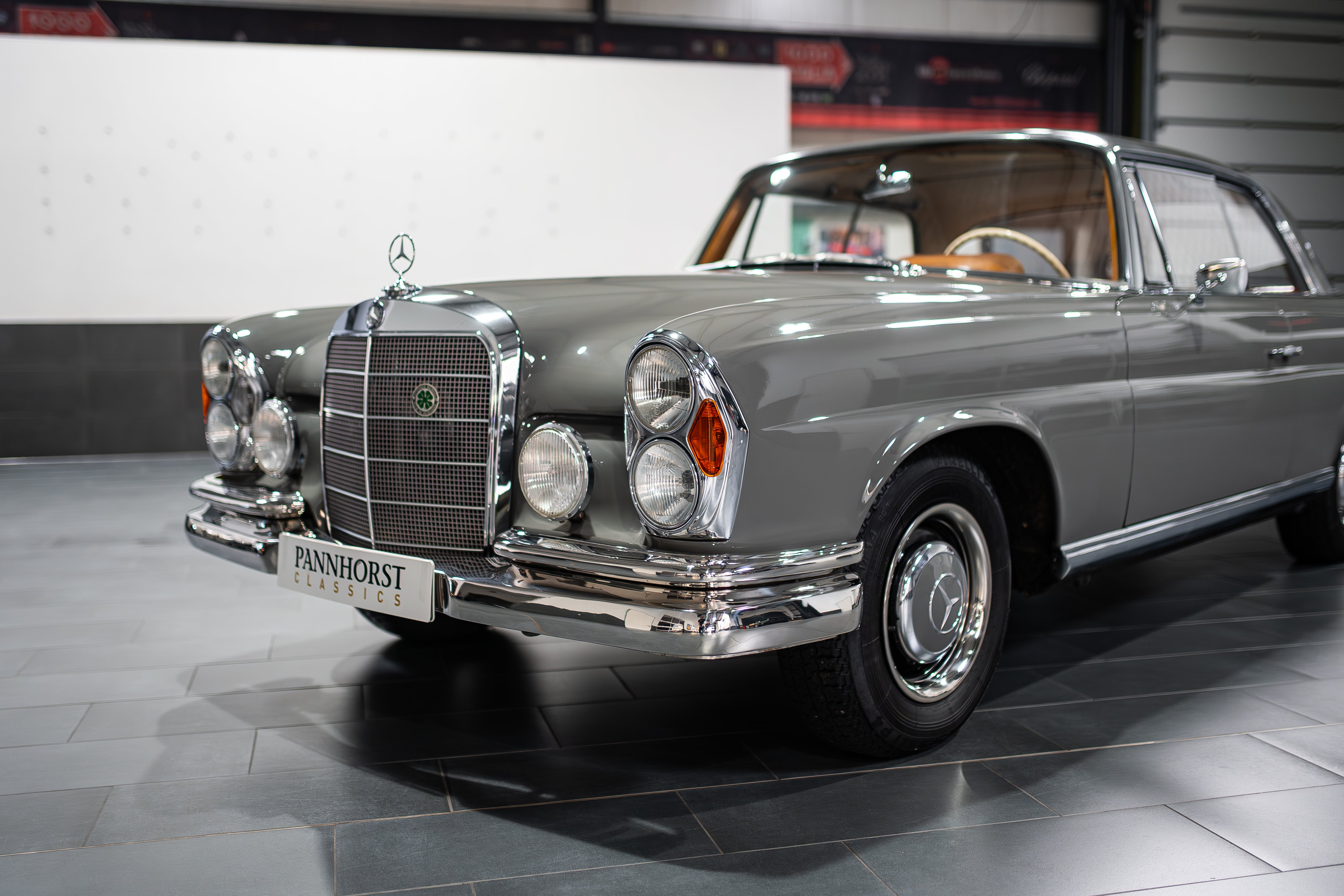 Mercedes-Benz 220 SE W111